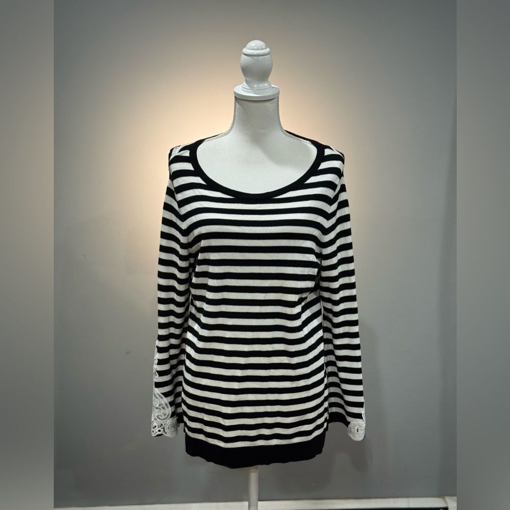 B/W Roz & Ali Striped Flare Sleeve Sweater Size M EUC